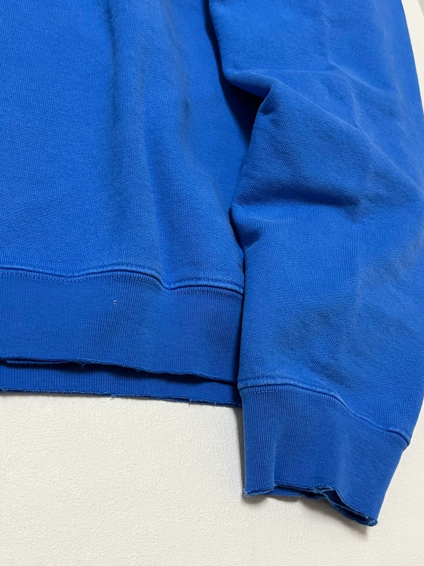 More details GALLERY DEPT. 90'S GD LOGO HOODIE/BLU 90's retro destroyed royal blue English hoodie Royal blue S-XL requires custom weaving and dyeing 500g high weight sweatshirt fabric Light fleece treatment on the inside Overall wide and comfortable Loose version Trendy and fashionable Same as the original version Washed and distressed printing Original consistent hang tag With G LOGO hanging grain / yellow triangle warning sign